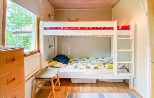 מיטה או מיטות קומותיים בחדר ב-Lovely Home In rkelljunga With Kitchen
