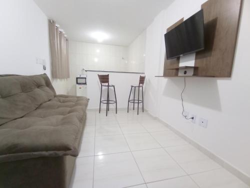 sala de estar con sofá y TV en Apartamento Aconchegante, en Brasilia