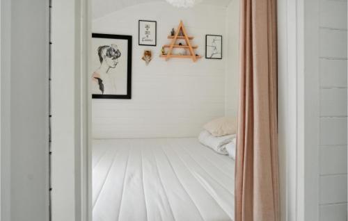 Кровать или кровати в номере Stunning Home In Ask With Kitchen