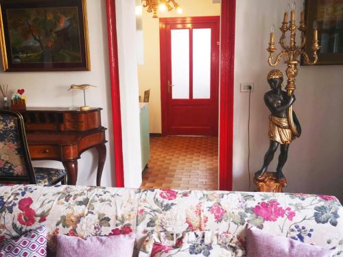 ein Wohnzimmer mit einem Sofa und einer roten Tür in der Unterkunft Casa Vacanze Agnello in Grandola ed Uniti