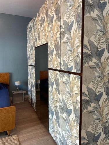 a hallway with a wall with floral wallpaper at La casa delle Sciure in Ferrere