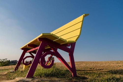 a bench sitting in the middle of a field at La casa delle Sciure in Ferrere