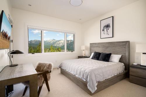 sypialnia z łóżkiem, biurkiem i oknem w obiekcie Inspiration Point Townhome 6C w mieście Big Sky