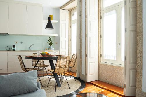a kitchen and dining room with a table and chairs at Impar luxury residence in Porto