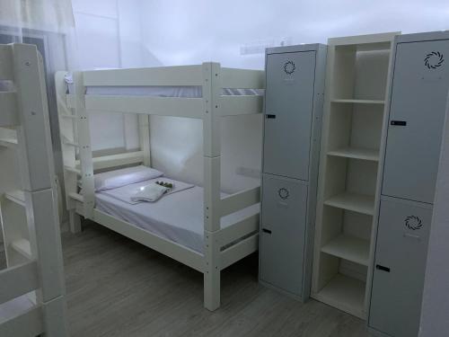 Cette chambre comprend 2 lits superposés et des étagères. dans l'établissement Apartamento Buensuceso 46 VFTGR04774, à Grenade