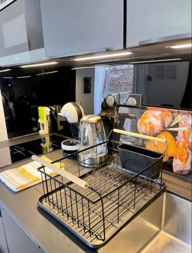 - un comptoir de cuisine avec un portant et de la nourriture dans l'établissement Hypercentre Gare Cathédrale Hortillonnage, à Amiens