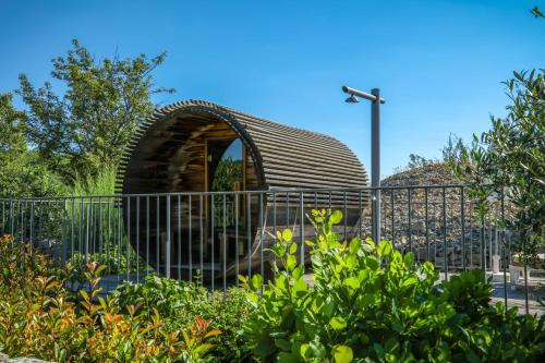 Κήπος έξω από το Logis Auberge Les Murets Hotel Restaurant Spa