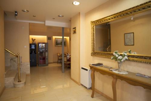 baño con espejo grande y lavabo en Hotel Cristal 1, en A Coruña