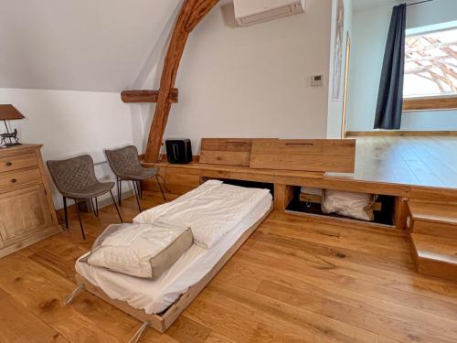 une chambre avec un lit, une table et des chaises dans l'établissement Le Loft de Souhey, à Souhey