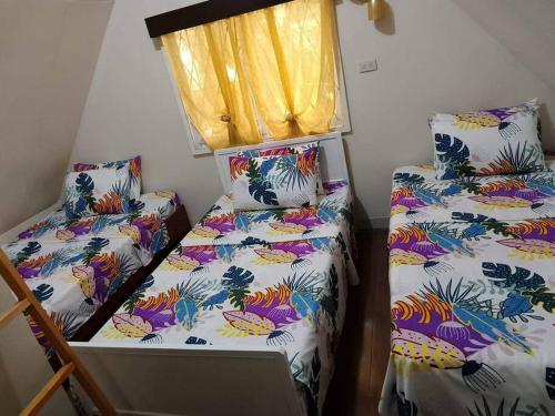 En eller flere senge i et værelse på Melia's House Baguio - Nature Home for Rent