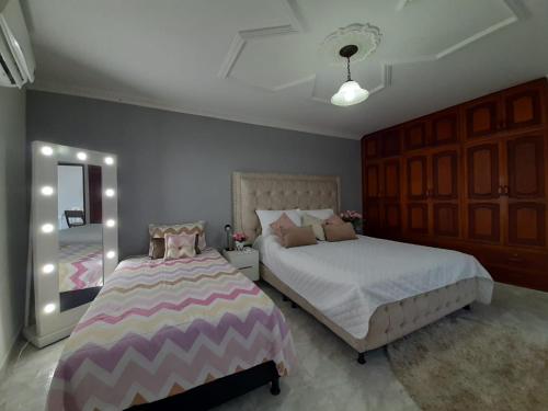 um quarto com 2 camas e um espelho em Casa San Vicente em San Vicente de Chucurí