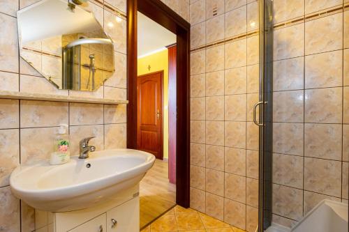a bathroom with a sink and a shower at Dom o dwóch niezależnych kondygnacjach in Jastrzębia Góra
