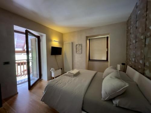 a bedroom with a large bed and a large window at Alloggio Turistico MOLU in Gavazzo Nuova