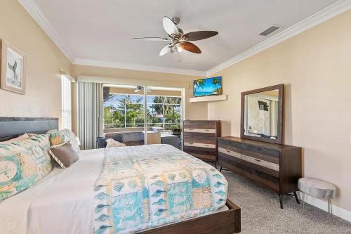 - une chambre avec un lit et un ventilateur de plafond dans l'établissement Mile From Beach Access, Spacious and Redone, Heated Pool!, à Marco Island