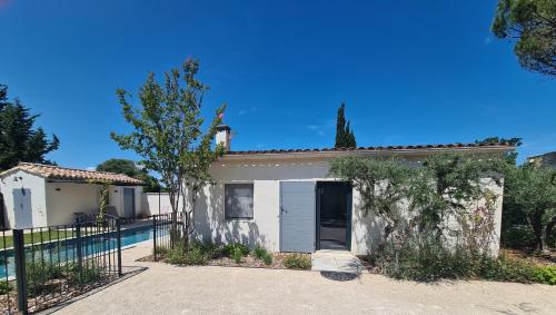 une maison avec une piscine et une clôture dans l'établissement Très joli mazet Piscine privée Beau jardin clôturé Entièrement privatisé 5' à pied du centre, à Saint-Rémy-de-Provence