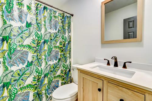 Bilik mandi di Wheeler Street Stunner