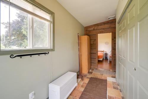 ein Badezimmer mit einer Bank, einem Fenster und einer Tür in der Unterkunft Cozy Fairfield Escape Near Historic Sites in Fairfield