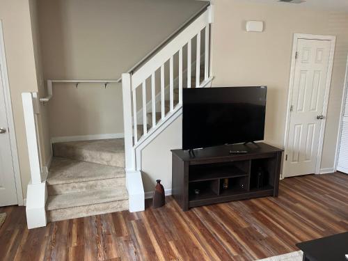 TV at/o entertainment center sa Stylish, Cozy Corporate Townhome with Pool!