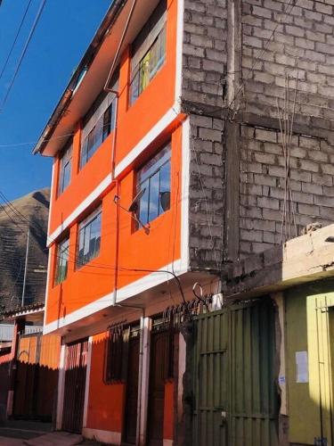 ein orangefarbenes Gebäude an der Seite eines Gebäudes in der Unterkunft Posada de Nirvana in Urubamba