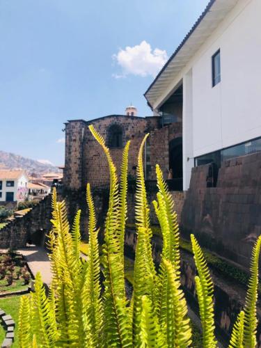 eine grüne Anlage vor einem Gebäude in der Unterkunft Posada de Nirvana in Urubamba