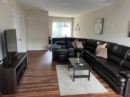 A seating area at Stylish, Cozy Corporate Townhome with Pool!