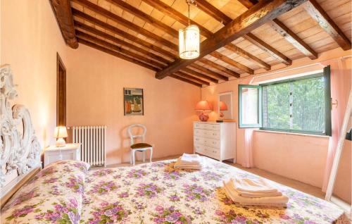 um quarto com uma cama grande e uma janela em 2 Bedroom Beautiful Home In Monte C,di Vibio Pg em Monte Molino