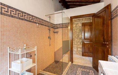 uma casa de banho com um chuveiro e uma porta de vidro em 2 Bedroom Beautiful Home In Monte C,di Vibio Pg em Monte Molino