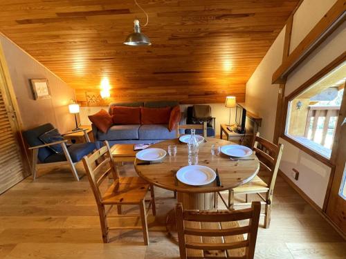 une salle à manger avec une table et un canapé dans l'établissement Appartement rénové 2 pièces, 5 pers, pied des pistes, proche golf à Méribel Altiport - FR-1-411-651, à Les Allues