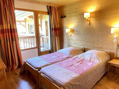 une chambre avec un lit dans une pièce avec une fenêtre dans l'établissement Appartement rénové 2 pièces, 5 pers, pied des pistes, proche golf à Méribel Altiport - FR-1-411-651, à Les Allues