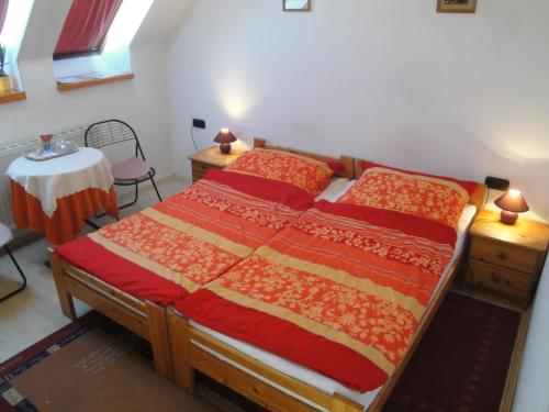 ein Schlafzimmer mit 2 Betten und einem Tisch mit einem Tisch in der Unterkunft Guest house Ringhofer Vendégház in Sopron