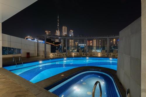 Bazén v ubytování Bright 1-Bed Apartment with Burj Khalifa view nebo v jeho okolí