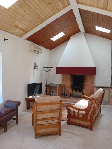 a living room with chairs and a fireplace at Retiro d'Azenha in Almoster