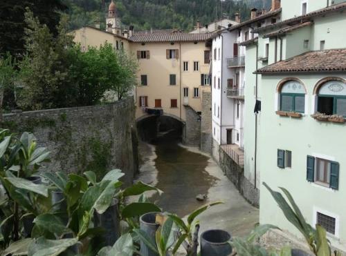 a view of a river in a city with buildings at La Capanna in Marradi