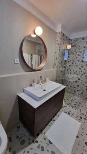 ein Bad mit einem Waschbecken und einem Spiegel in der Unterkunft Delta House - Beta apartment in Zadar