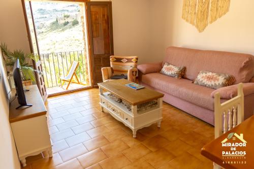 sala de estar con sofá y mesa en Mirador Palacios- céntrico con vistas, en Albarracín