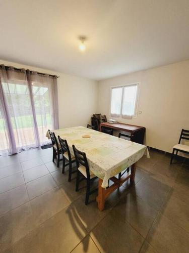 d'une salle à manger avec une table, des chaises et un bureau. dans l'établissement La Belle des bois, à Pontenx-les-Forges