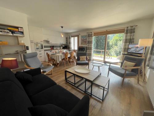 un salon avec un canapé et une table dans l'établissement Rose de Noel 145 - Proche pistes de ski, au calme, à La Clusaz
