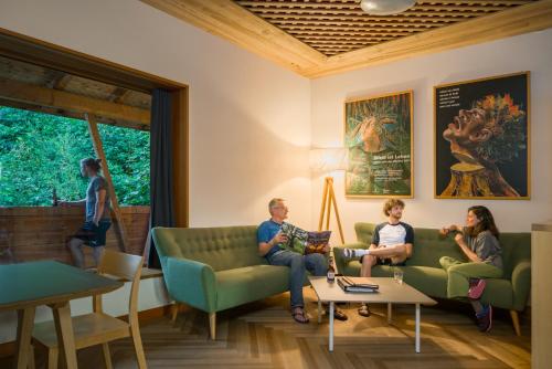 un grupo de personas sentadas en una sala de estar en Jugendherberge Trin, en Trin