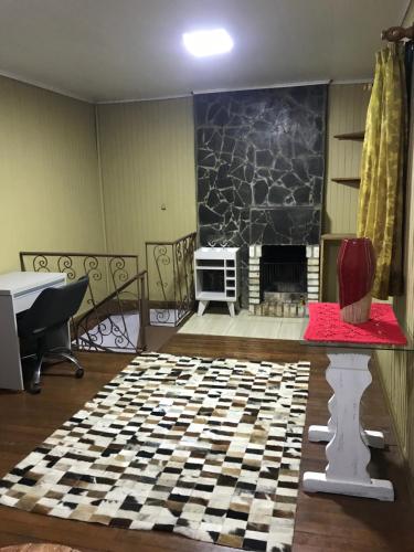 Refúgio Linda Vista في كانيلا: غرفة معيشة مع أرضية متقاطعة ومدفأة