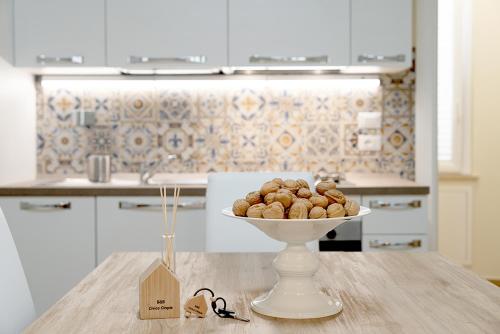 un tazón de nueces en una mesa en una cocina en B&B CIVICO CINQUE, en Pianella