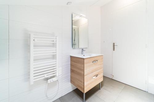 La salle de bains est pourvue d'un lavabo et d'un miroir. dans l'établissement Le Pelisson 6 pers fonctionnel Gratte Ciel, à Villeurbanne