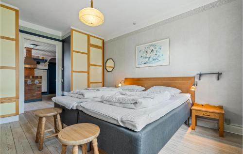 1 Schlafzimmer mit 2 Betten, einem Tisch und Stühlen in der Unterkunft Kromose in Tagholm