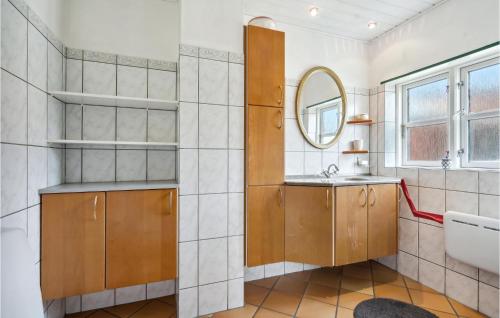 een badkamer met een wastafel en een spiegel bij Kromose in Tagholm