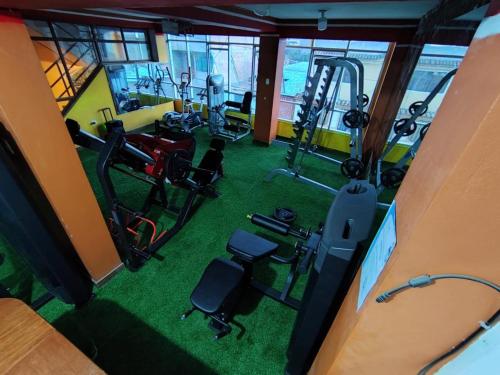einen Blick über einen Fitnessraum mit Laufbändern in der Unterkunft Inka Home - Ayacucho in Ayacucho