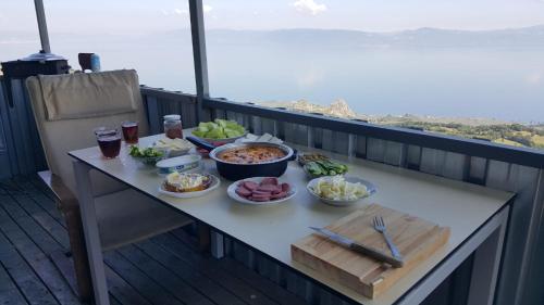 una mesa con platos de comida en el balcón en TEPE HAUSE, en Yenişehir