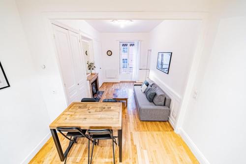 un salon avec une table et un canapé dans l'établissement Aapartment with character Parquet flooring fireplace - Charpennes, à Villeurbanne
