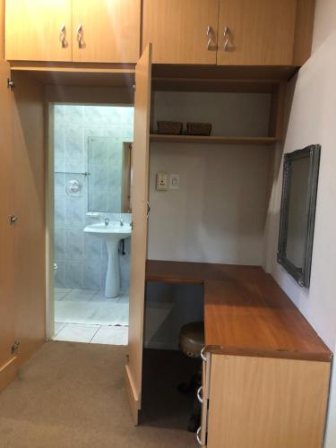 Elle comprend une petite salle de bains pourvue d'un lavabo et de toilettes. dans l'établissement St John`s Guest House, à Pietermaritzburg