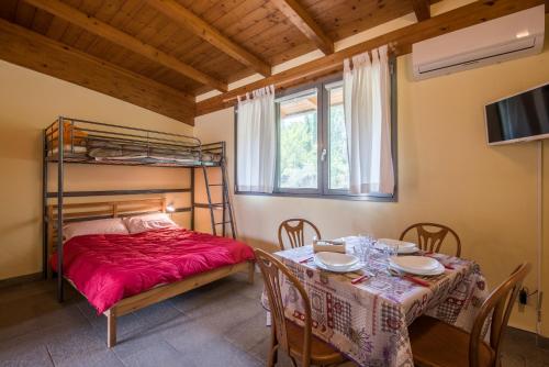 ein Schlafzimmer mit einem Bett, einem Tisch und einem Bett sowie ein Esszimmer in der Unterkunft Siena Riding club - Caterina in Siena
