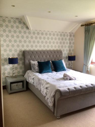 מיטה או מיטות בחדר ב-Errew Lodge