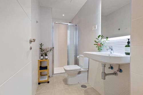 biała łazienka z umywalką i toaletą w obiekcie Angelica's Home Fuengirola w mieście Fuengirola